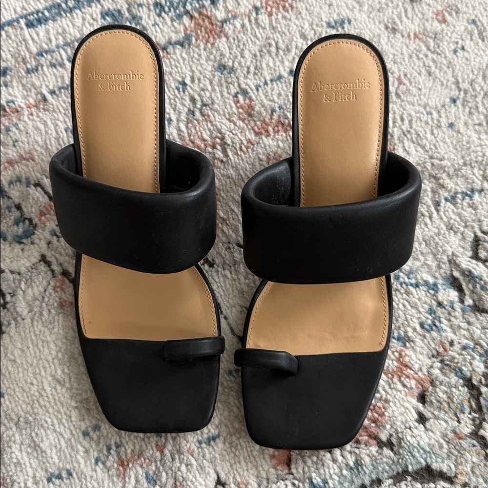 Abercrombie & Fitch Black and Tan Slide Sandals